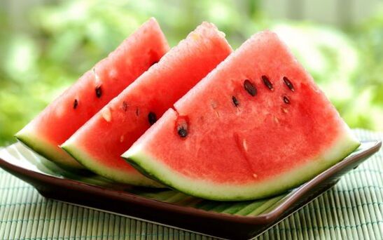 En la dieta de la sandía, debe consumir varios kilogramos de bayas todos los días. 