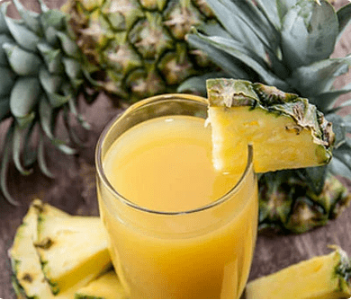 Una dieta bebiendo piña